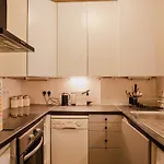 5 Stops From Everywhere - Balcony Flat Near Paddington
