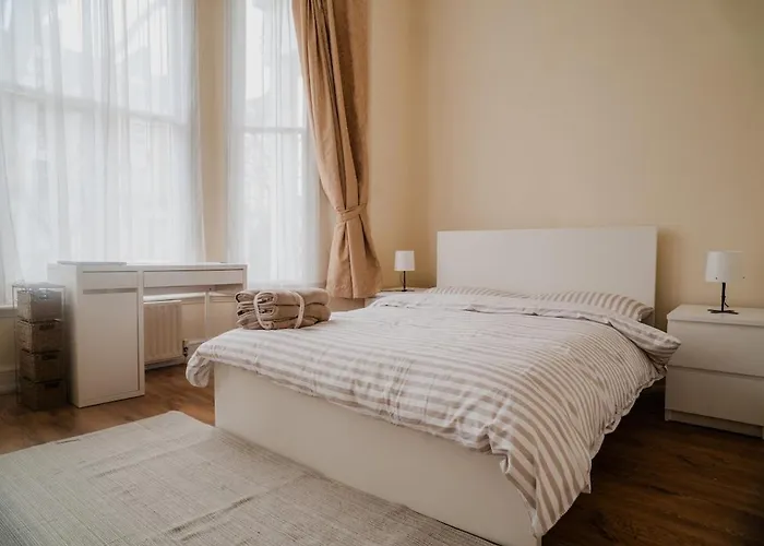 5 Stops From Everywhere - Balcony Flat Near Paddington